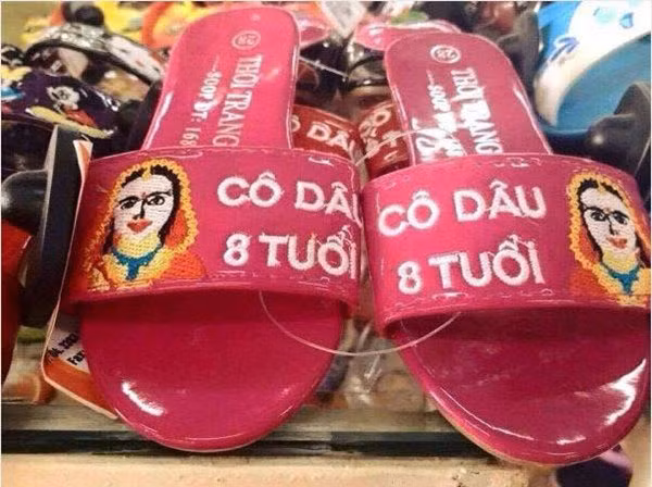 Về khía cạnh kinh doanh, ngay khi bộ phim gây bão mạng, trên thị trường đã xuất hiện ngay một loạt "siêu phẩm" thời trang mang hình bóng của Cô dâu 8 tuổi. Dân mạng vài ngày gần đây truyền tay nhau những hình ảnh chụp trong chợ, các sạp hàng quần áo với những đôi dép "thần thánh" như thế này...