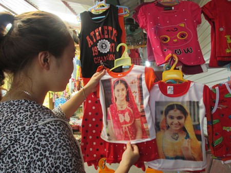 Thậm chí, hình ảnh Anandi còn được một số nhà sản xuất in lên những chiếc áo hàng chợ, rẻ tiền để đổ đi buôn. Xem những hình ảnh này dân mạng không khỏi ôm bụng cười bởi "tâm lý nhanh nhạy" của nhà sản xuất và mức độ phổ biến của hình tượng Cô dâu 8 tuổi.