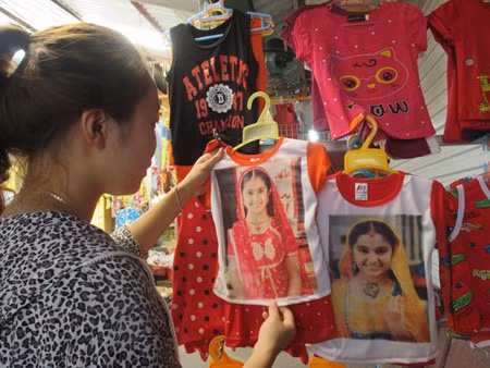 Thậm chí, hình ảnh Anandi còn được một số nhà sản xuất in lên những chiếc áo hàng chợ, rẻ tiền để đổ đi buôn. Xem những hình ảnh này dân mạng không khỏi ôm bụng cười bởi "tâm lý nhanh nhạy" của nhà sản xuất và mức độ phổ biến của hình tượng Cô dâu 8 tuổi.