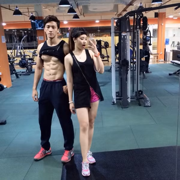 Màn tập luyện ưa thích của Giáng Ly và Đức Tuấn thường là chàng sẽ "mượn" cơ thể nàng để nâng tạ. Hoặc cả hai sẽ cùng nhau thực hiện màn chống đẩy hai người, nàng sẽ nằm lên lưng chàng để nâng sức nặng hoặc nằm bên dưới... để mỗi lần chống đẩy sẽ là một nụ hôn rất ngọt ngào.