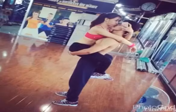 Đoạn clip do bạn nữ Vũ Giáng Ly, sinh năm 1993 chia sẻ. Sau đoạn clip với số lượng like, chia sẻ lớn, cặp đôi được dân mạng tìm kiếm thông tin. Thích thú vì được nhiều người quan tâm, Vũ Giáng Ly bật mí với một số câu chuyện, kỷ niệm đáng yêu của mình và người yêu từ những ngày đầu mới quen ở phòng tập gym.