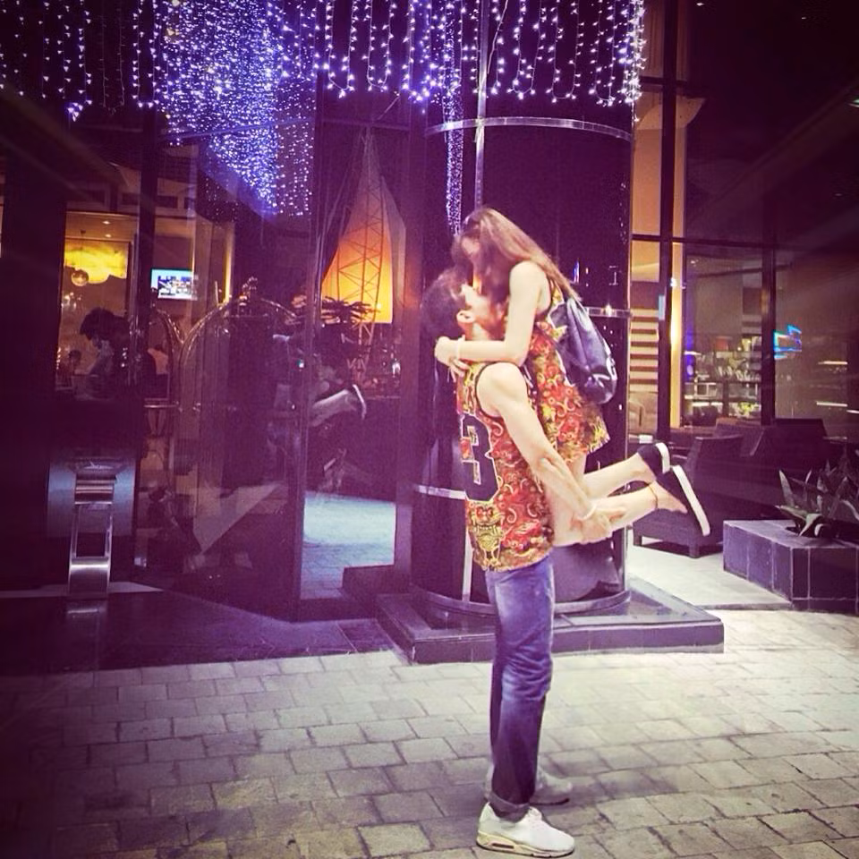 Yêu nhau từ phòng tập gym, có chuyện tình và nhiều kỷ niệm đẹp cũng ở nơi đây... Giáng Ly từng chia sẻ với một trang tin trẻ rằng thời gian đầu cô nhầm tưởng Đức Tuấn - HLV tập gym của mình là... gay.