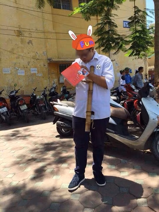 Sau hai ngày thi THPT quốc gia 2015, trên mạng xuất hiện rất nhiều những bức ảnh chụp lại nhiều hành động "khó đỡ" của nhiều thí sinh, sĩ tử "bá đạo". Những hình ảnh này ít nhiều khiến dân mạng, những bậc phụ huynh phải suy ngẫm. Trong ảnh là cảnh một sĩ tử sau giờ thi Toán buổi sáng 1/7 đã tranh thủ "nâng cao sĩ diện" ngay trước cổng trường thi.