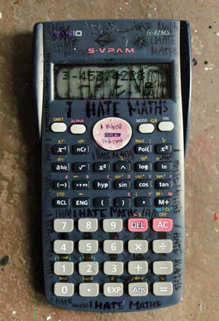 Chiếc máy tính vô tội đã trở thành "nạn nhân" của một sĩ tử sau giờ thi môn Toán. Xem qua bức ảnh, dân mạng đã đủ hiểu chủ nhân của chiếc máy tính sợ môn Toán đến mức độ nào và kết quả môn thi ra sao.