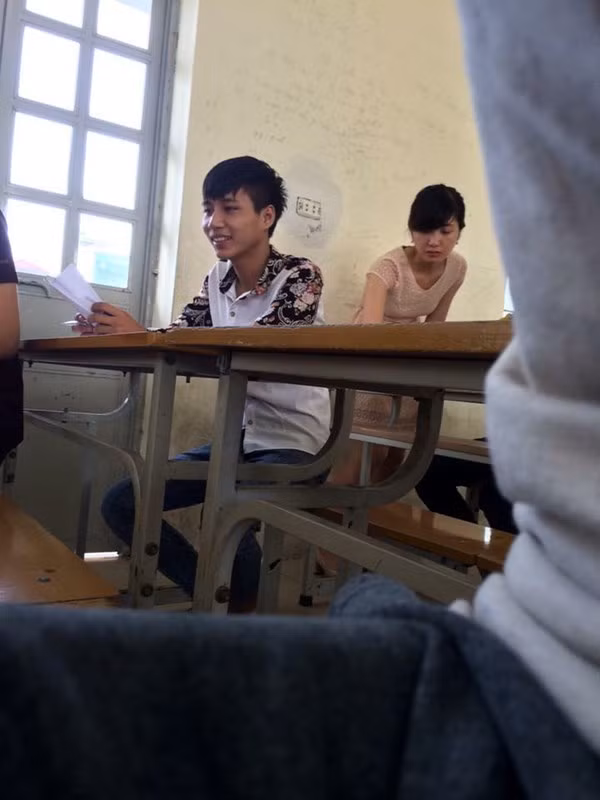 Một sĩ tử dùng điện thoại chụp lén nữ giám thị xinh đẹp đang làm các thủ tục trong phòng thi và chia sẻ lên mạng. Ngoài quan tâm đến nhan sắc của giám thị, dân mạng cũng thắc mắc liệu chiếc điện thoại sử dụng để chụp hình cô giám thị này có được dùng vào mục đích nào khác không khi nó đã được đem vào trong phòng thi.