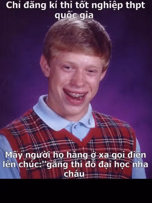 Bên cạnh những hình ảnh về các thí sinh, sĩ tử bá đạo, dân mạng vài ngày nay chia sẻ rất nhiều những bức ảnh chế về chủ đề thi THPT quốc gia. Điểm mới, ghép hai kỳ thi lại làm một trong năm nay đã tạo nên sự mới mẻ, khác lạ và cả những câu chuyện dở khóc, dở cười của các sĩ tử thiếu tự tin.