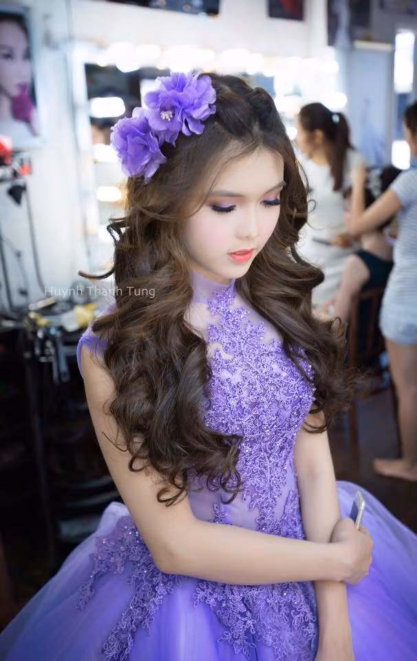 Là 9X xinh đẹp như búp bê, Hồng My cũng thường xuyên nhận được lời mời của một số nhiếp ảnh gia trẻ. Sở hữu vóc dáng mới, Hồng My cho biết bản thân cô cảm thấy năng động hơn, tự tin hơn trước kia rất nhiều, lợi thế về ngoại hình hiện tại giúp cô bạn thích ứng nhanh với nhiều công việc.