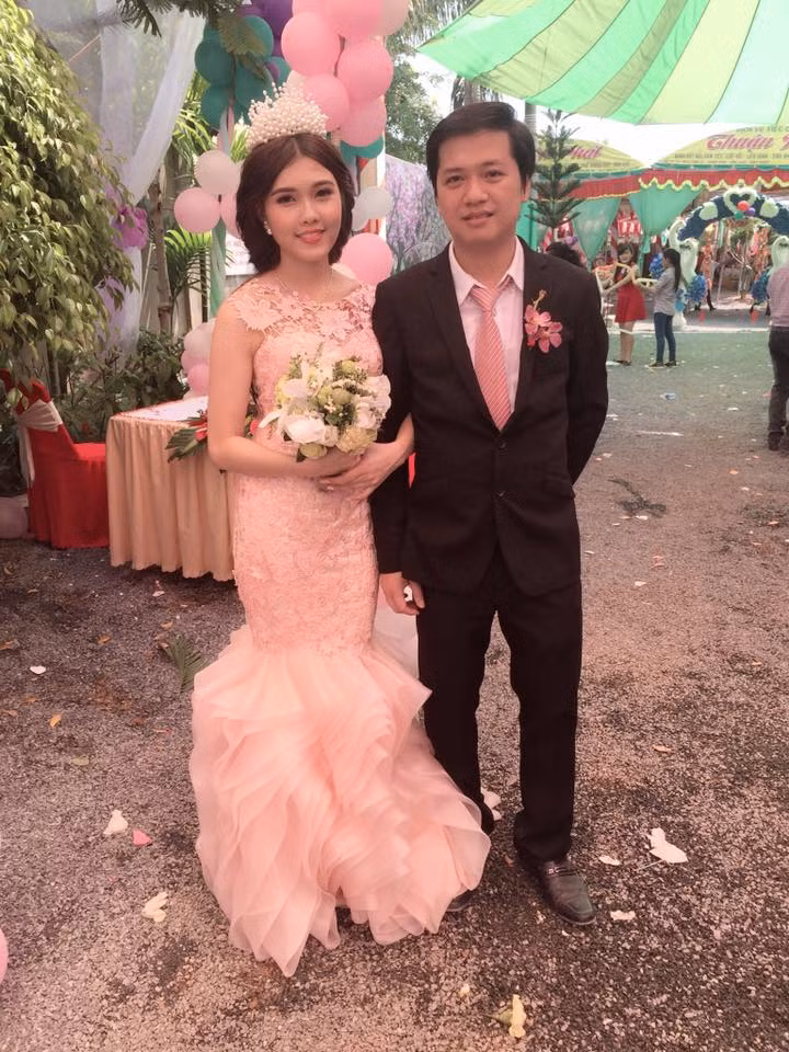 Điều đặc biệt, Hồng My hiện tại cũng đã kết hôn và có một gia đình nhỏ hạnh phúc. Cô bạn chia sẻ rằng bản thân tuy có lấy chồng sớm nhưng dẫu sao cũng là cái duyên và bản thân Hồng My cũng hạnh phúc vì sớm tìm được người yêu, hết lòng vì mình thực sự.