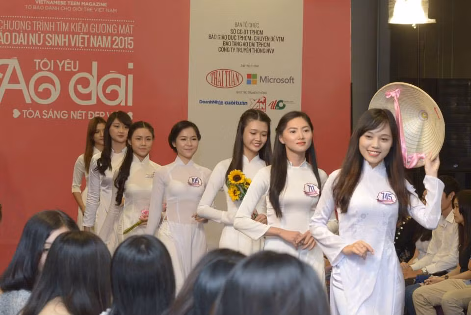 Trong vòng bán kết, các thí sinh phải trải qua phần thi trình diễn và giới thiệu về bản thân. 20 thí sinh xuất sắc cũng là những người được Ban giám khảo đánh giá cao nhất, có số lượt bình chọn qua mạng trực tuyến cao nhất.