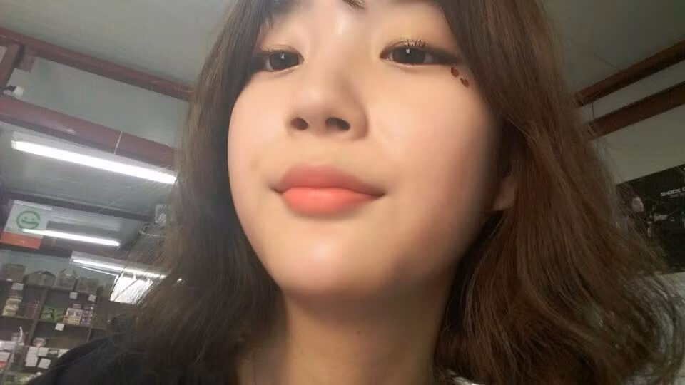 Từ những ngày đầu đăng tải các clip nhí nhảnh trong 5 giây và chỉ cần mím môi, nháy mắt... Kim Hye Eun đã làm không ít chàng trai phải đứng ngồi không yên, tìm kiếm Facebook và xem đi xem lại clip của cô cả trăm lần.