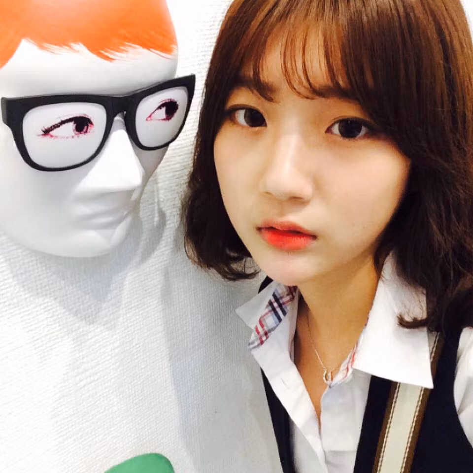 Nhưng với khuôn mặt xinh đẹp, dáng vẻ dễ thương cộng thêm sự "giúp sức" của mạng xã hội, Kim Hye Eun hiện đã khá quen mặt với nhiều dân mạng ở Hàn Quốc, Việt Nam và cả ở một số quốc gia khác.