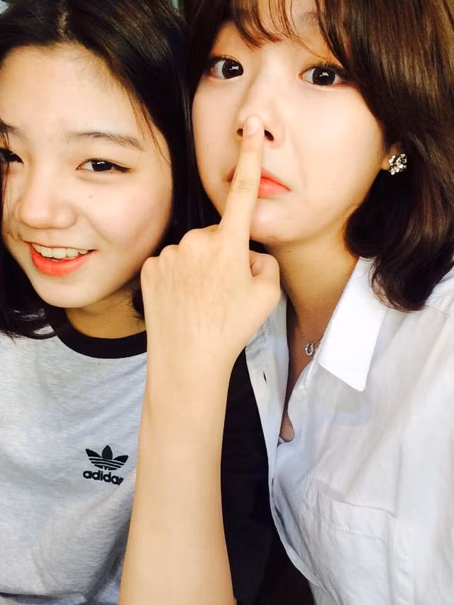 Yêu mến, ngưỡng mộ những cô gái có dung mạo hấp dẫn vốn là điều quá dễ hiểu đối với đa số bạn trẻ hiện nay. Chính vì điều này mà Kim Hye Eun dễ dàng tạo nên một cơn sốt, trở thành hot girl Hàn Quốc được biết đến trên mạng nhiều quốc gia như vậy.