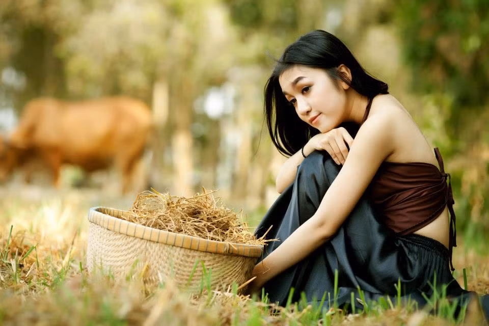 Đôi khi Thảo Như tạm thoát ra khỏi những bộ đồ cá tính hay những bộ nội y khoe cơ thể bốc lửa để hóa thân thành một cô thôn nữ trong mảnh áo yếm truyền thống...