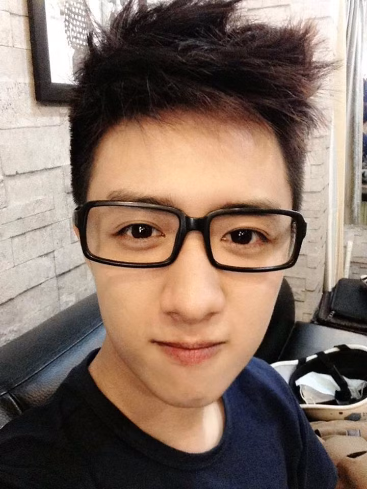 Redka Lee xuất sắc giành ngôi vị quán quân cuộc thi "Học sinh Tài năng - Thanh lịch" do trường THPT chuyên Thăng Long, Đà Lạt tổ chức. Cậu bạn còn là gương mặt quen thuộc, thường xuyên xuất hiện trên các website, blog cộng đồng của teen Đà Lạt và làm mẫu cho nhiều shop thời trang.