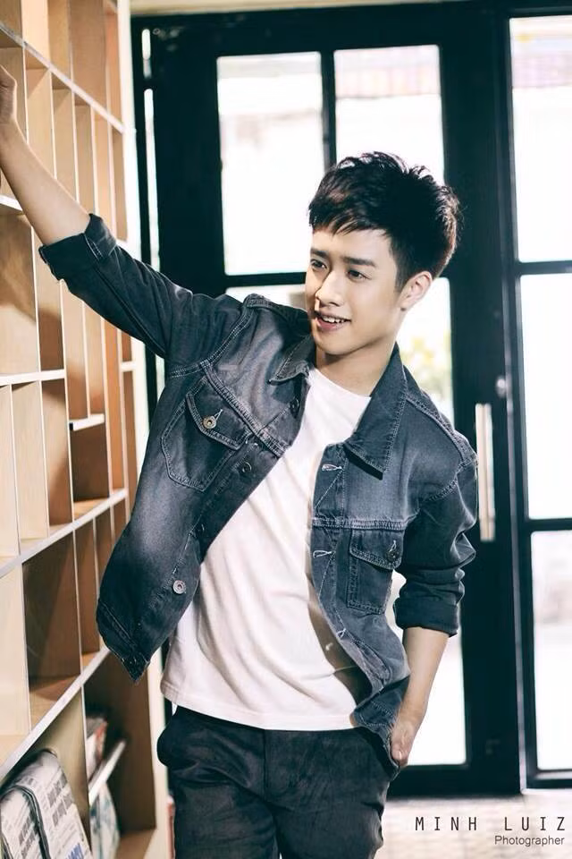 Redka Lee tên thật là Lê Mai Huy Hoàng, sinh năm 1994, là một hot boy mới nổi, thường được gọi với biệt danh "Bạch mã hoàng tử", khá đình đám với nhiều giải thưởng về thời trang, phong cách ăn mặc đẹp và trên hết là khuôn mặt, vẻ bề ngoài hấp dẫn.