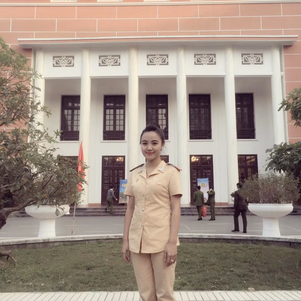 Cô nữ sinh cảnh sát xinh đẹp bắt đầu được biết tới vào khoảng đầu năm 2013 sau cuộc thi Sinh viên cảnh sát thanh lịch. Khi đó Ngọc Bích mới là sinh viên năm nhất, bằng vẻ ngoài xinh xắn đáng yêu, lối nói chuyện thông minh đã gây nhiều thiện cảm với các bạn trẻ.