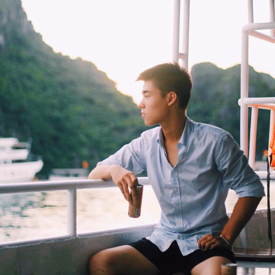 Nhiều dân mạng, thành viên fanpage yêu xe buýt gọi Minh Hoàng là hot boy, tuy nhiên chàng nam sinh đẹp trai này lại từ chối danh xưng này và cho rằng mình không quá nổi bật đến mức được gọi là hot boy.