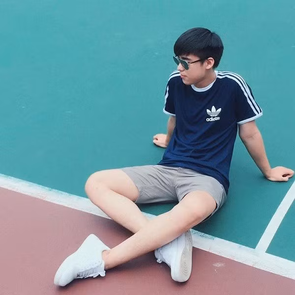 Đời thường, Minh Hoàng là một chàng trai khá vui vẻ. Ngoài vẻ đẹp trai, nam tính, Minh Hoàng còn có gout ăn mặc đẹp, thường xuyên khoe những bức ảnh thời trang cá tính lên mạng Instagram.