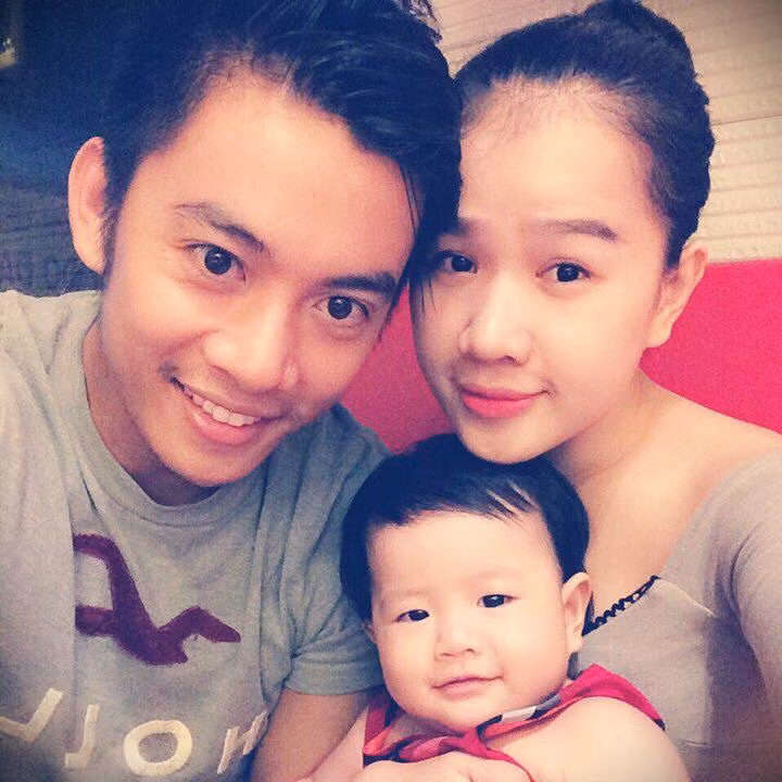 Khoảnh khắc đáng yêu của thầy giáo đẹp trai bên gia đình nhỏ của mình.