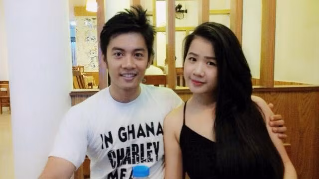 Thầy giáo trẻ đẹp trai khiến nhiều bạn nữ sinh thương nhớ vì khuôn mặt khá lạnh lùng nhưng lại toát ra vẻ hiền hoà. Tuy nhiên, rất nhiều nữ sinh đã phải tiếc hùi hụi khi biết thầy giáo dạy vẽ đẹp trai đã lập gia đình, có cô vợ trẻ rất xinh đẹp.