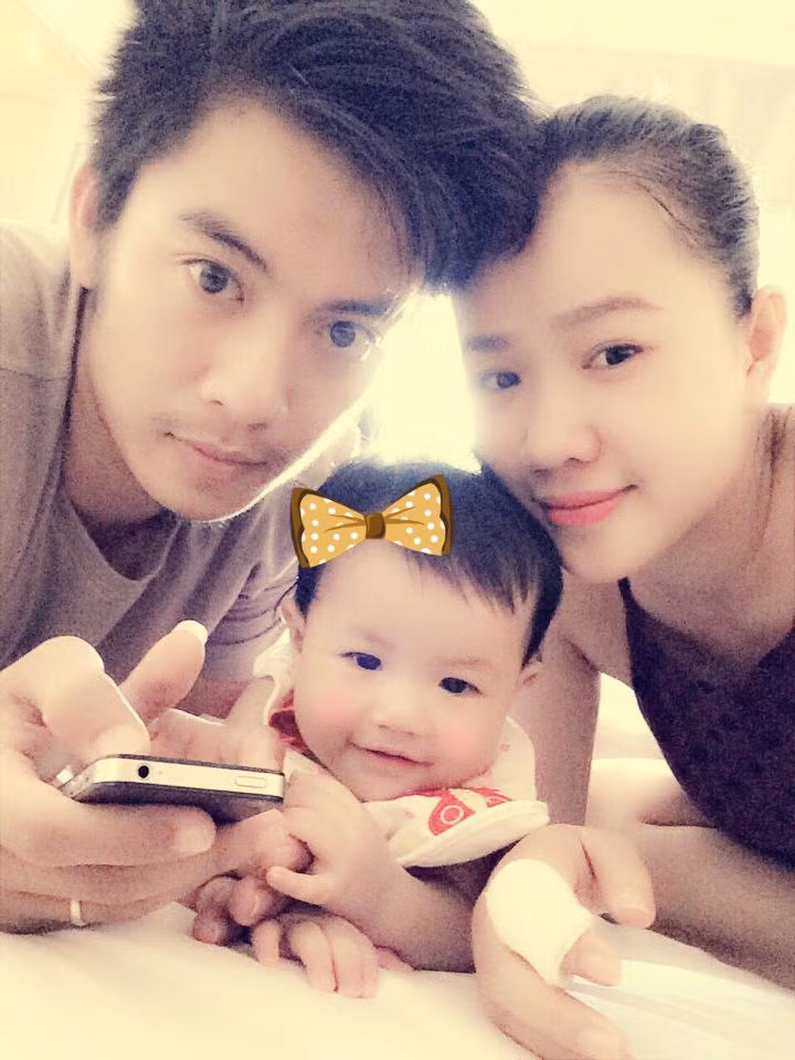 Thậm chí, thầy giáo Hoà hiện còn làm cha của một bé gái xinh xắn. Anh kết hôn cách đây hai năm và đang rất hạnh phúc và yêu thương gia đình nhỏ của mình.