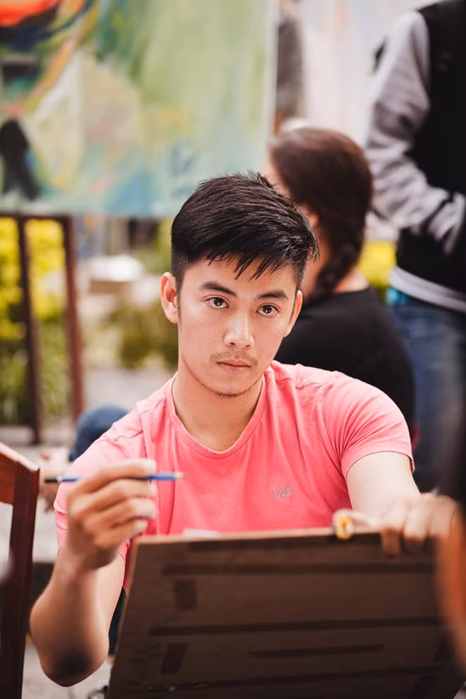 Bức ảnh do một thành viên tên Vĩnh Hoà chia sẻ trên một fanpage về nhiếp ảnh, chụp một thầy giáo đẹp trai đang chăm chú bên bảng vẽ khiến dân mạng Việt rất thích thú. Bức ảnh được lan truyền nhanh và ngay sau đó rất nhiều sinh viên Đại học Duy Tân, Đà Nẵng đã bình luận, nhận thầy giáo là "người quen".