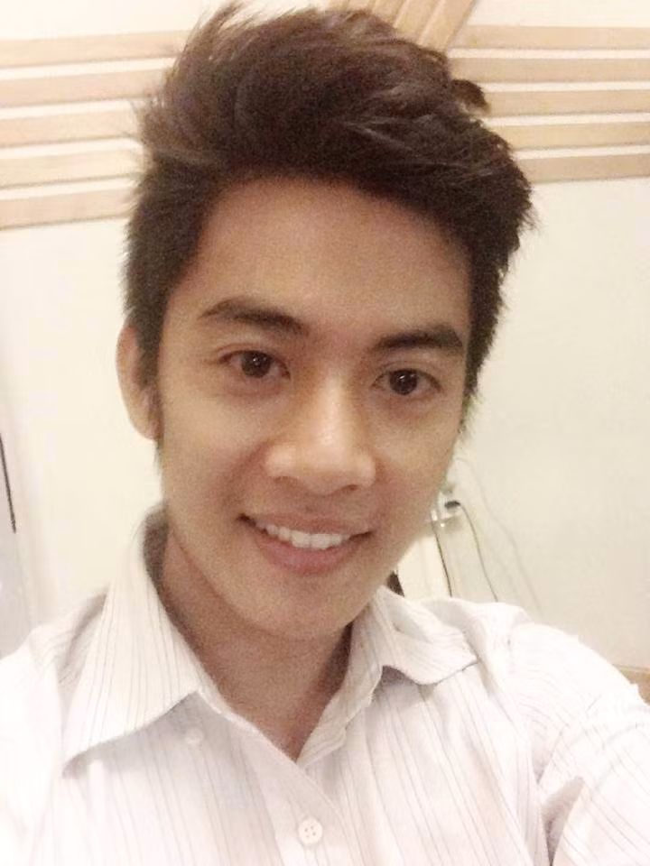 Những thông tin này khiến không ít bạn sinh viên, nữ sinh bất ngờ và tiếc nuối. Tuy nhiên họ cũng gửi đến thầy giáo đẹp trai những lời chúc sức khoẻ và hạnh phúc cùng với gia đình.