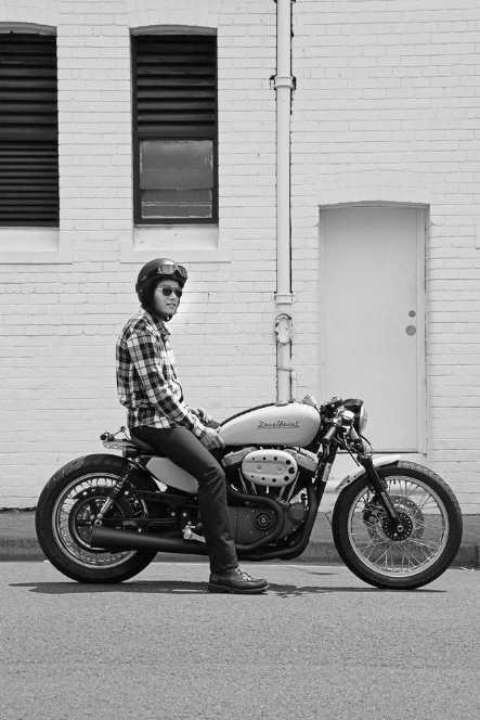 Thầy giáo dạy vẽ đẹp trai cho biết, anh không hề biết mình bị chụp lén lúc nào, cũng không biết người chụp ảnh là ai nhưng cũng rất vui, bất ngờ khi thấy hình ảnh của mình được nhiều người quan tâm, khen ngợi đến vậy.