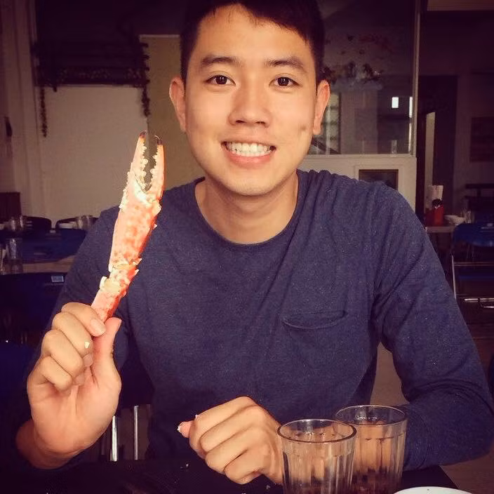 Không chỉ gây ấn tượng bởi công việc đặc biệt, trở thành cơ trưởng ở tuổi 24, Quang Đạt còn chiếm trọn trái tim của nhiều cô gái trẻ nhờ vẻ ngoài bảnh trai, nam tính và đầy hấp dẫn của mình. Dân mạng Việt từng rất quan tâm trang cá nhân của hot boy phi công Quang Đạt và tìm đến đây để xem nhiều bức ảnh ghi lại nhiều khoảnh khắc trong công việc và đời thường của anh.