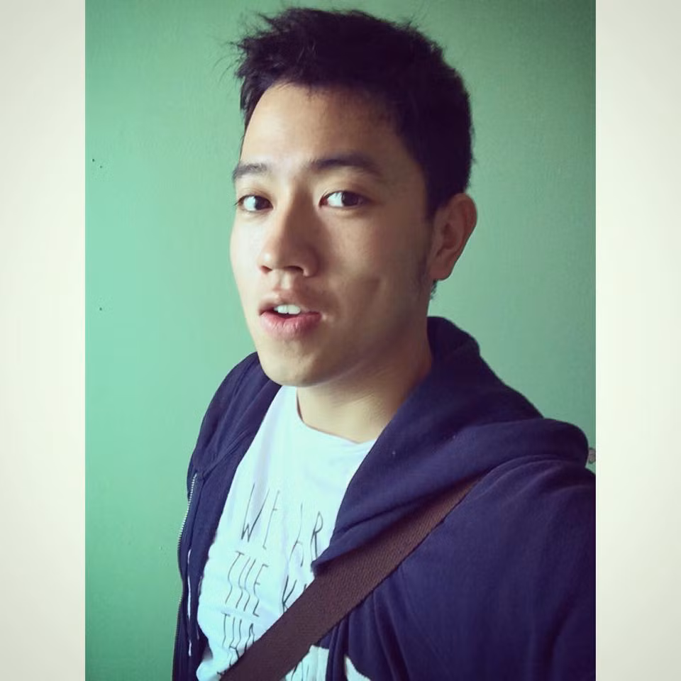 Công việc rất vất vả và luôn tạo ra áp lực rất lớn, tuy nhiên chàng cơ trưởng 9X vẫn đối diện với những điều này bằng một nụ cười rất tươi, phong thái chuyên nghiệp và trên hết là bản lĩnh, sự gai góc "ngầm" của một anh chàng có vẻ ngoài rất hiền lành, thư sinh.