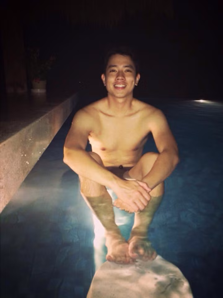 Trước khi lên cơ trưởng, Quang Đạt từng trải qua thời gian dài làm cơ phó của hãng Jetstar Pacific với nhiều cống hiến xuất sắc cho đội bay của mình. Làm công việc đầy áp lực và đòi hỏi chuyên môn cao nhưng Quang Đạt vẫn luôn giữ một nụ cười tươi tắn và phong thái chuyên nghiệp.