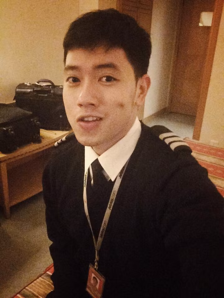 Mốc sự kiện trên trang cá nhân của Quang Đạt có nội dung: "Become Captain on Airbus A320/1. Cơ trưởng - Người chỉ huy tàu bay: là người có quyền hạn cao nhất liên quan đến các giới hạn khai thác và có trách nhiệm đảm bảo tuyệt đối an ninh, an toàn cho tàu bay, con người và tài sản trên chuyến bay".