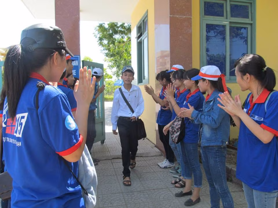 Quan tâm đến các sĩ tử, giúp họ vào phòng thi đúng giờ, có được sức khoẻ tốt để làm bài... các SVTN còn luôn muốn dành tặng những tràng pháo tay khích lệ tinh thần, khen ngợi các sĩ tử hoàn thành bài tốt.