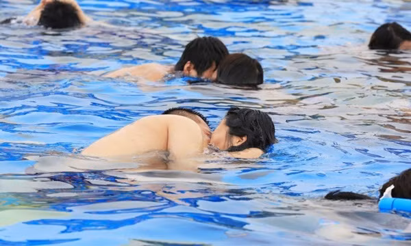 Dù khá kỳ quặc nhưng cuộc thi lại nhận được sự hưởng ứng nhiệt tình của các cặp đôi. Họ xem đây là điều kiện tốt để thể hiện tình cảm mãnh liệt của mình với người yêu, đồng thời kiểm nghiệm lại sức chịu đựng của bản thân. Một cặp đôi tham gia cuộc thi cho biết, sau khi hôn nhau dưới nước, cùng nhau cố gắng nhịn thở càng lâu càng tốt, họ đã cảm thấy yêu thương nhau nhiều hơn.