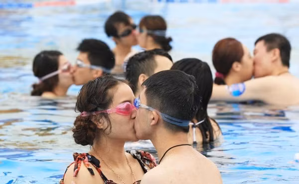 Độ khó của các màn thi tăng dần, các cặp đôi phải ngâm mình dưới nước từ nông cho đến sâu và khó khăn nhất là lúc để nước ngập đầu trong tư thế ôm, hôn nhau.