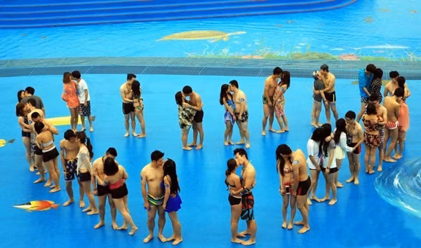 Mới đây, 20 cặp đôi yêu nhau đã có mặt ở công viên nước Mã Nhã Hải, Thượng Hải, Trung Quốc để cùng tranh tài trong một cuộc thi hôn dưới nước kỳ lạ. Cuộc thi với hoạt động chính là hôn nhau, là nơi để các cặp đôi tha hồ thể hiện tình yêu mãnh liệt của mình với người yêu.
