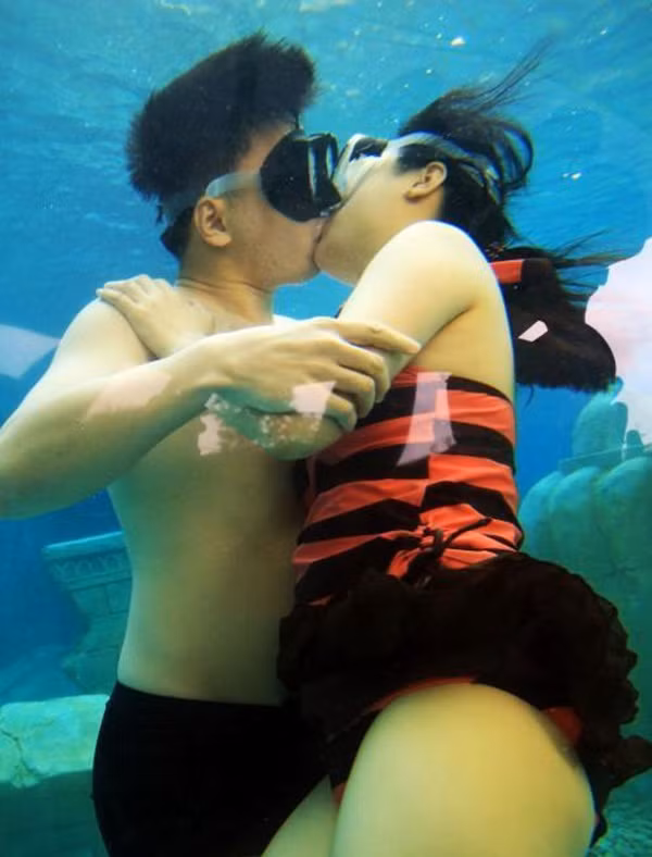 Cuộc thi được nâng tầm, các cặp đôi phải hôn nhau dưới nước với độ khó cực cao. Cặp đôi nào hôn nhau dưới nước lâu nhất sẽ thắng cuộc và nhận được phần thưởng lớn của ban tổ chức.