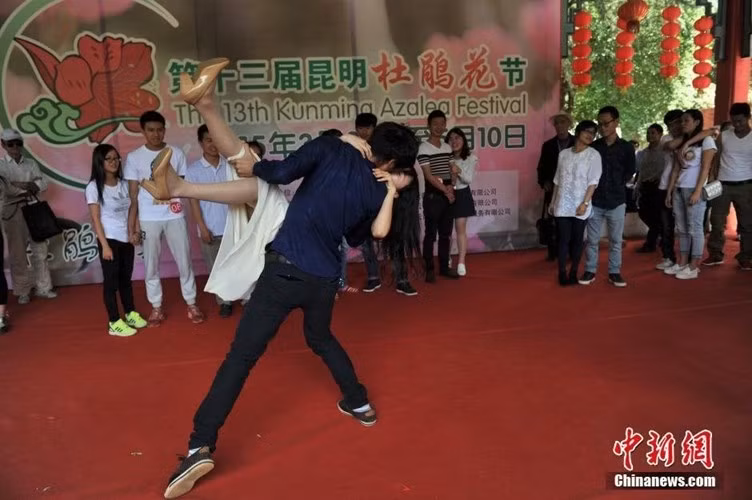 Cuộc thi được tổ chức với mục đích gây cười là chính và những cặp đôi tham dự sẽ buộc phải hôn nhau trong những tư thế kỳ quặc nhất. Giải nhất sẽ thuộc về cặp đôi có nhiều tư thế "khóa môi" nhất trong vòng 1 phút.