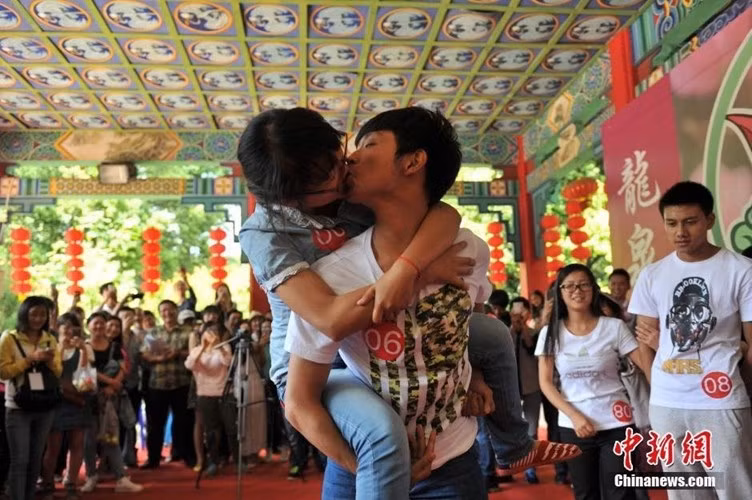 Không mang nhiều ý nghĩa, nhưng cuộc thi nhảm nhí này vẫn được cho là thành công khi tạo không gian thư giãn, gây nhiều tiếng cười cho người tham dự và cả khán giả.