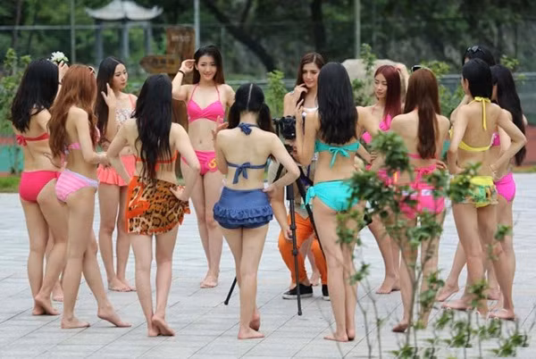 Tuy nhiên, ở phần sau các thí sinh lại "thoát y", thay bộ đồ cổ trang bằng những bộ đồ lót, bikini nóng bỏng và tiếp tục tranh tài với nhau. Chính phần đặc biệt này đã khiến cuộc thi tạo ra nhiều tranh cãi và nhận một số lời phàn nàn.