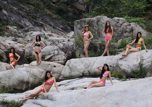 Đa số ý kiến khán giả cho rằng đã là cuộc thi tìm kiếm "Tiên nữ" thì không nhất thiết phải có phần thi áo tắm. Phần đầu cuộc thi với trang phục kín mít và mang đậm tính truyền thống, nhưng ở phần sau các thí sinh lại lột xác với trang phục hở hang... Điều này bị cho là kệch cỡm, câu khách rẻ tiền. Cuộc thi này dù đã diễn ra 4 năm liền nhưng trong mắt nhiều khán giả nó vẫn bị coi là một cuộc thi nhảm nhí.