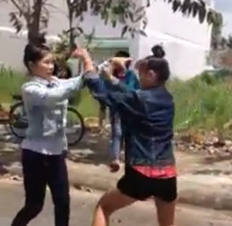 Hang loat vu nu sinh Viet danh nhau kinh hoang gay choang-Hinh-2