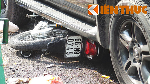 Xe tien ty Lexus cuon xe may vao gam, nhieu nguoi nguy kich-Hinh-3