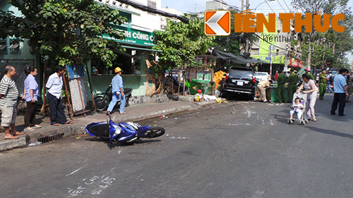 Xe tien ty Lexus cuon xe may vao gam, nhieu nguoi nguy kich-Hinh-2