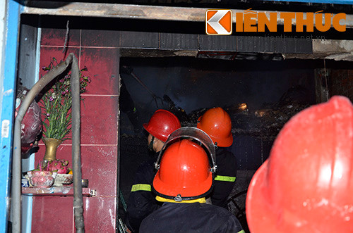 Hỏa hoạn nửa đêm, 4 người lao từ tầng 2 xuống đất Hoa hoan nua dem, 4 nguoi lao tu tang 2 xuong dat