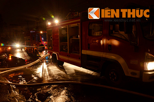 Hỏa hoạn nửa đêm, 4 người lao từ tầng 2 xuống đất - Hình 2 Hoa hoan nua dem, 4 nguoi lao tu tang 2 xuong dat-Hinh-2