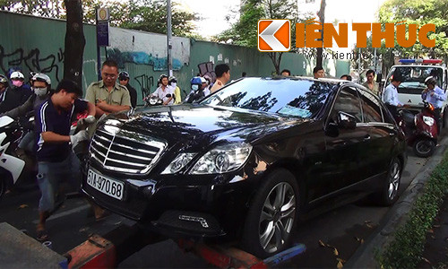 Nguoi dan ong dot tu khi dang lai xe Mercedes