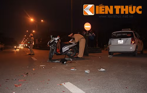 Xe SH tong duoi taxi toe lua, mot nguoi nguy kich