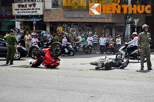 Bi xe may “ha do van”, mo to PKL lat nguoc giua pho