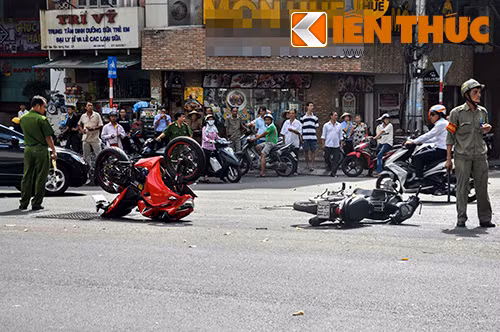 Bi xe may “ha do van”, mo to PKL lat nguoc giua pho